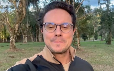 Deive Leonardo grava vídeo em modo selfie em um lugar no meio do mato