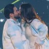 Montagem: Yudi Tamashiro e Mila Braga se beijam em palco; na segunda imagem, ele beija a barriga da mulher