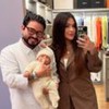 Montagem com duas fotos de Yudi Tamashiro e Mila Braga com o filho bebê no colo. À esquerda, o casal sorri olhando o recém-nascido nos braços.