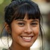 Ywyzar Tentehar sorridente, caracterizada como Flávia de Vale Tudo