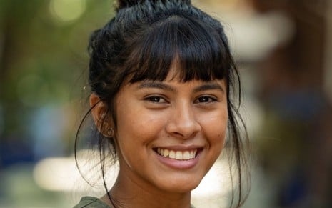 Ywyzar Tentehar sorridente, caracterizada como Flávia de Vale Tudo