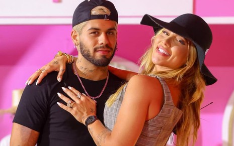 Zé Felipe e Virginia Fonseca estão abraçados, em evento da We Pink