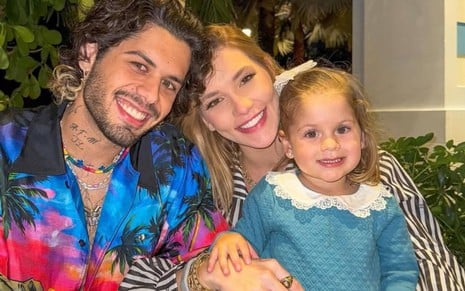 Zé Felipe, Virginia e Maria Flor juntos e sorridentes