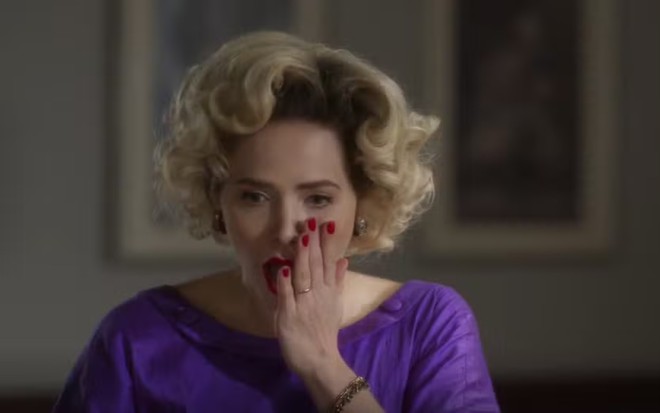 Leticia Colin com expressão séria em cena da novela Garota do Momento