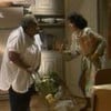 Zezé (Zeni Pereira) e Eunice (Íris Bruzzi) conversam em cena de Vale Tudo (1988)