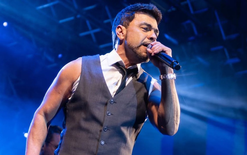 Zezé Di Camargo cantando em show