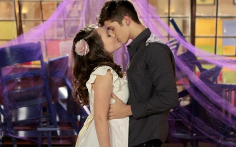 Cena do primeiro beijo de Mirela (Larissa Manoela) e Luca (João Guilherme) em As Aventuras de Poliana - Lourival Ribeiro/SBT
