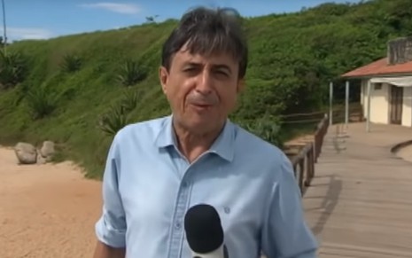O jornalista Gérson de Souza durante gravação do Domingo Espetacular, do qual era repórter especial - Reprodução/Record