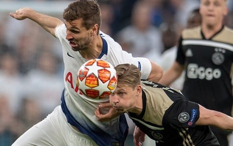 Llorente (à esq.) e Frenkie de Jong em jogada no confronto de ida da Champions League entre Tottenham e Ajax - DIVULGAÇÃO/AJAX