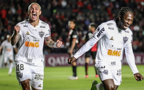 Vinícius e Chará comemoram gol do Atlético-MG contra o Colón, pelo 1º jogo da semifinal da Sul-Americana