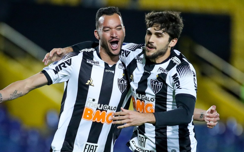 O zagueiro Réver comemora com Igor Rabelo gol marcado contra o La Equidad (COL) pelas quartas de final da Sul-Americana
