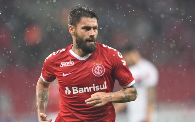O jogador Rafael Sóbis, do Internacional, corre na chuva durante uma partida do Campeonato Brasileiro