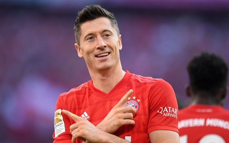 Artilheiro do Bayern de Munique, Robert Lewandowski comemora gol pelo time alemão