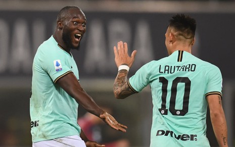 Os atacantes Lukaku e Lautaro Martínez comemoram gol da Internazionale
