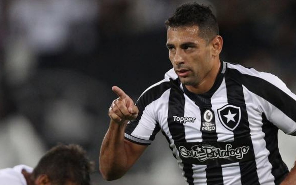 Principal estrela no elenco do Botafogo, o atacante Diego Souza deve entrar em campo nesta quinta (2) contra o Bahia - VITOR SILVA/DIVULGAÇÃO