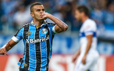 O atacante Alisson tem a missão de ajudar o Grêmio a conquistar sua primeira vitória no Brasileirão - LUCAS UEBEL/GRÊMIO FBPA