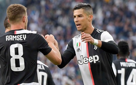 O meia Aaron Ramsey e o astro Cristiano Ronaldo, da Juventus, que joga nesta terça (22) na Champions League