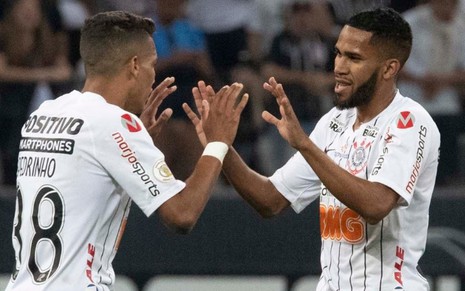 Atacantes do Corinthians, Pedrinho e Everaldo comemoram gol da equipe