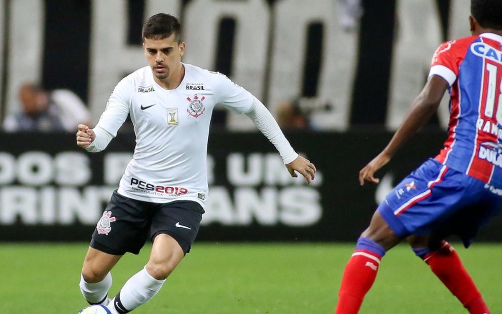 Fagner é marcado por Ramires em jogo do Corinthians contra o Bahia pelo Brasileirão 2018, em Itaquera