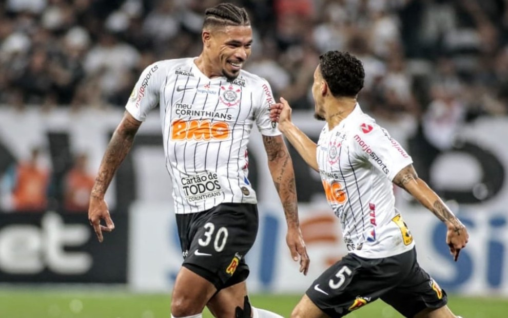Os meias Júnior Urso e Gabriel comemoram gol do Corinthians, que enfrenta o Botafogo hoje (16) - DIVULGAÇÃO/CORINTHIANS