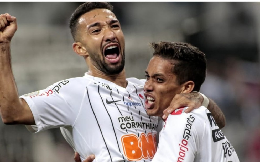 Clayson (à esq.) e Pedrinho comemoram gol do Corinthians no Campeonato Brasileiro