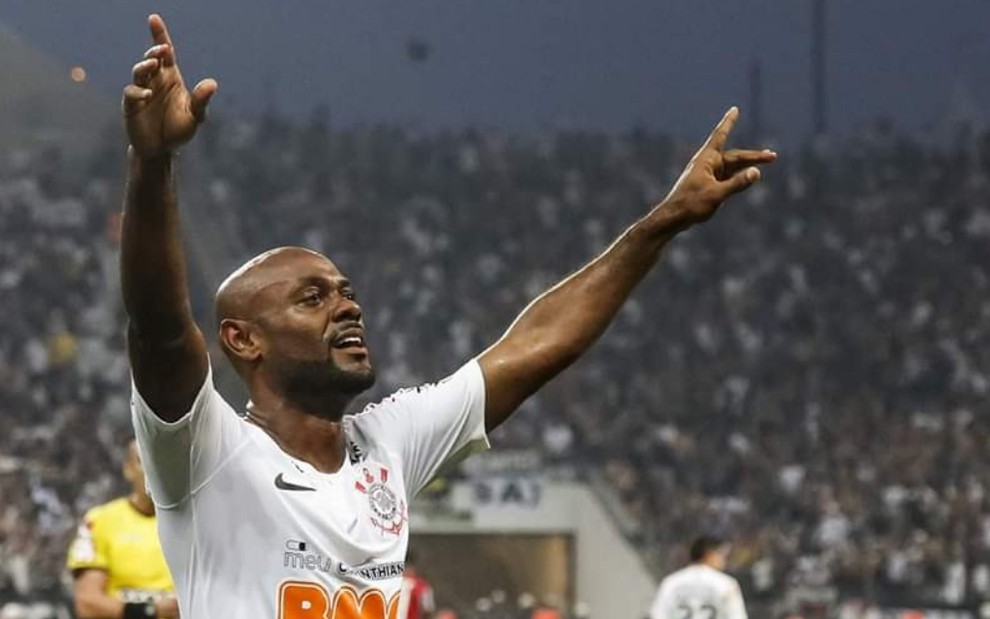 O Corinthians de Vagner Love enfrenta o Grêmio neste sábado (11); jogo terá transmissão exclusiva do Premiere - DIVULGAÇÃO/CORINTHIANS