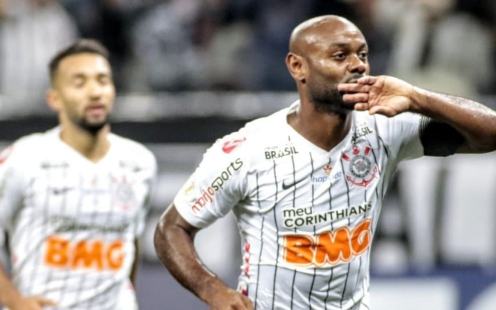 O atacante Vagner Love comemora gol contra o Bahia pelo Brasileirão; missão difícil na Sul-Americana