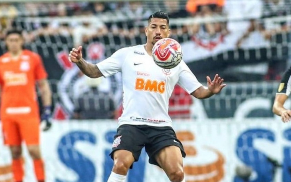 O volante Ralf, do Corinthians, e o meia Jean Mota, do Santos, disputam bola em jogo realizado na Arena Corinthians