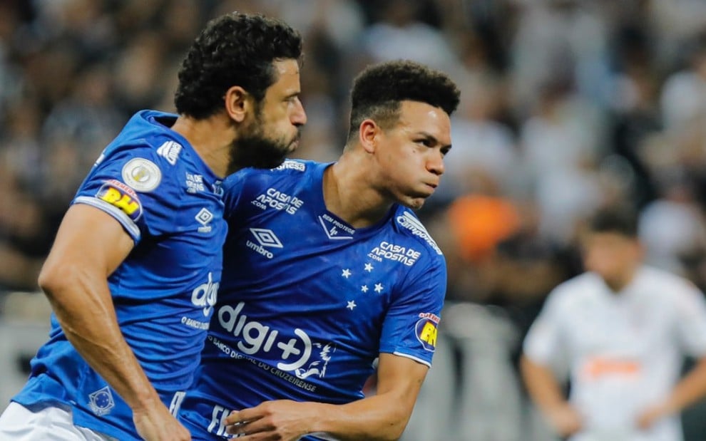 Os jogadores do Cruzeiro, Fred e Marquinhos Gabriel, abraçados para comemorar gol da equipe no Brasileirão