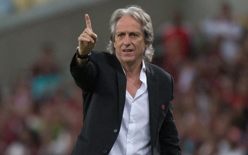 O técnico do Flamengo, Jorge Jesus, comandando sua equipe em jogo do Campeonato Brasileiro