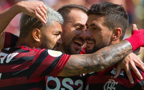 Gabigol (à esq), Everton Ribeiro e De Arrascaeta comemoram gol do Flamengo, que joga nesta quarta (17) - ALEXANDRE VIDAL/FLAMENGO