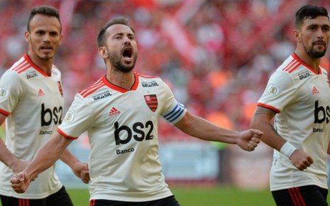 Os jogadores Renê (à esq.), Éverton Ribeiro e De Arrascaeta comemoram gol do Flamengo no Brasileirão 2019 - ALEXANDRE VIDAL/FLAMENGO