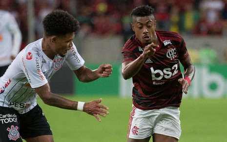 O meia Júnior Urso (à esq.), do Corinthians, e o atacante Bruno Henrique, do Flamengo