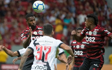 Jogadores de Flamengo e Vasco disputam bola no clássico realizado no primeiro turno do Campeonato Brasileiro