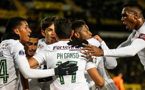 Jogadores do Fluminense comemoram um dos gols contra o Peñarol no duelo de ida da Sul-Americana - LUCAS MERÇON/FLUMINENSE