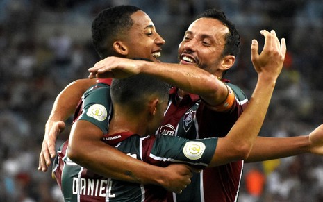 Jogadores do Fluminense abraçados para comemorar gol no Campeonato Brasileiro 2019
