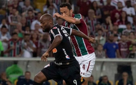 O atacante Vagner Love, do Corinthians, em disputa de jogada com Nenê, do Fluminense