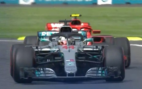 O piloto Lewis Hamilton, da equipe Mercedes, em ação durante corrida de Fórmula 1