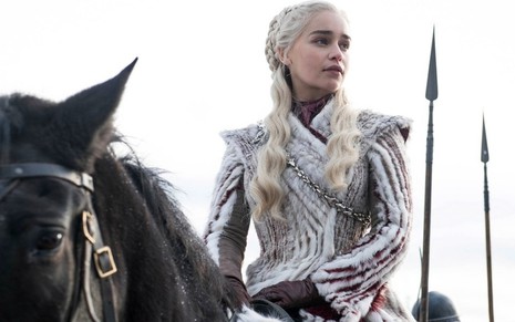 Emilia Clarke como Daenerys Targaryen na última temporada de Game of Thrones; série entra na reta final - DIVULGAÇÃO/HBO