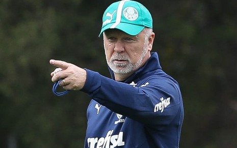 O técnico Mano Menezes comanda seu primeiro treino no Palmeiras