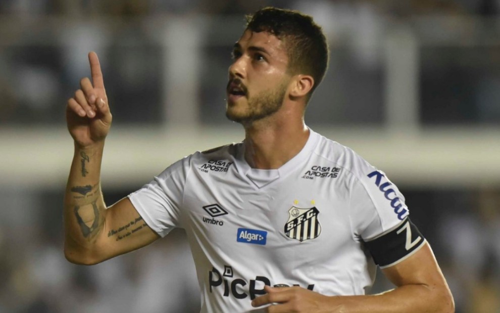 O zagueiro Gustavo Henrique, do Santos, comemora gol no Campeonato Brasileiro