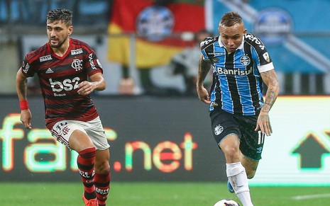 O flamenguista De Arrascaeta e o gremista Everton Cebolinha em jogo da Libertadores 2019