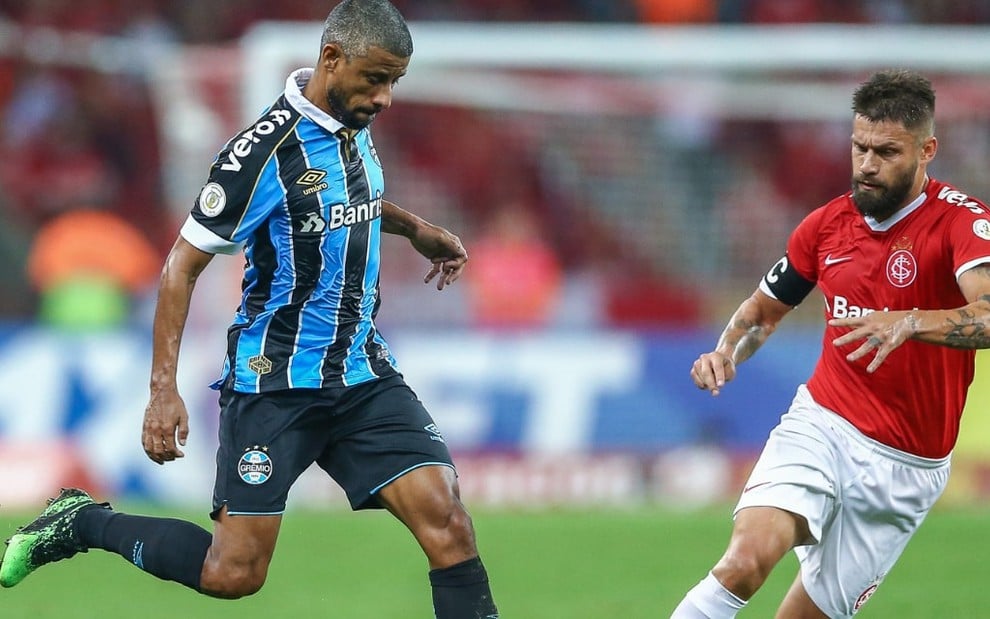 Leonardo Moura (à esq.) e Rafael Sóbis em jogo entre Grêmio e Internacional, no primeiro turno do Brasileirão