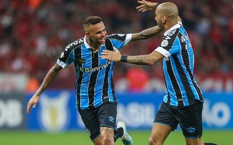 Luan (à esq.) e Diego Tardelli comemoram gol do Grêmio, que joga hoje (25) contra o Libertad - LUCAS UEBEL/GRÊMIO FBPA