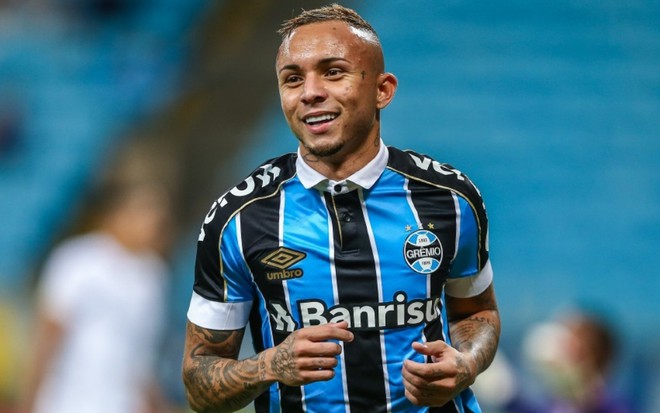 O meia Everton é um dos destaques do Grêmio na temporada: equipe entra em campo nesta quarta (8) - LUCAS UEBEL/GRÊMIO FBPA