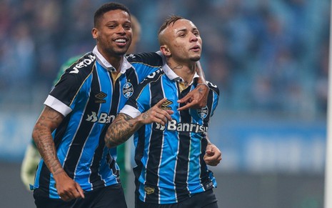 André (à esq.) e Everton Cebolinha comemoram gol do Grêmio, que enfrenta o Vasco neste sábado (13) - LUCAS UEBEL/GRÊMIO FBPA