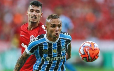 O atacante Everton disputa bola com Zeca no Gre-Nal de domingo (14): equipes voltam a se encontrar na final do Gaúcho - LUCAS UEBEL/GRÊMIO FBPA