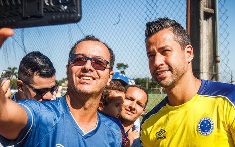 Goleiro Fábio com torcedor do Cruzeiro, clube brasileiro que estreia na Libertadores com transmissão do Facebook - DIVULGAÇÃO/CRUZEIRO