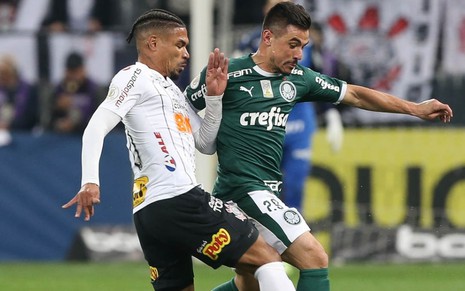 Junior Urso (à esq.) e Willian disputam espaço em jogada no primeiro turno de Corinthians x Palmeiras no Brasileirão