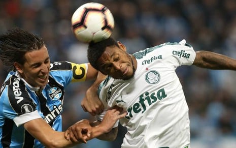 O gremista Pedro Geromel e o palmeirense Luiz Adriano disputam bola no jogo de ida da Libertadores - DIVULGAÇÃO/PALMEIRAS
